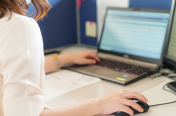 正社員の勤務中の写真